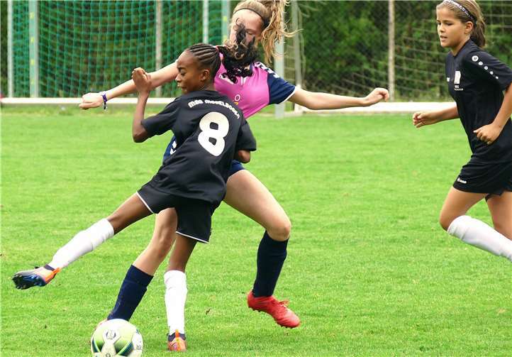 Auch bei den Juniorinnen wird um jeden Ball gekämpft. Meist behielten die Mädchen der MSG Moselbogen dabei die Oberhand. Foto: Michael Wald