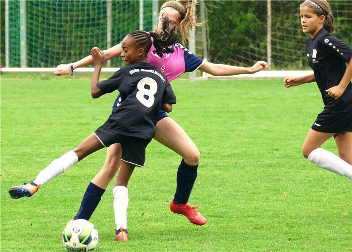Auch bei den Juniorinnen wird um jeden Ball gekämpft.Gegen Herresbach behielten die Mädchen der MSGMoselbogen dabei meist die Oberhand. Fotos: Michael Wald