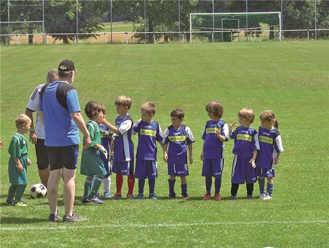 Auch bei den Kleinsten gibt es das freundschaftliche Abklatschen vor dem Spiel.privat