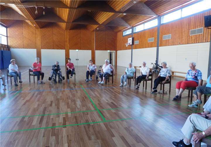 Auch bei den heißen sommerlichen Temperaturen kamen viele zur Bewegungsstunde in die Schlossberghalle. Foto: privat