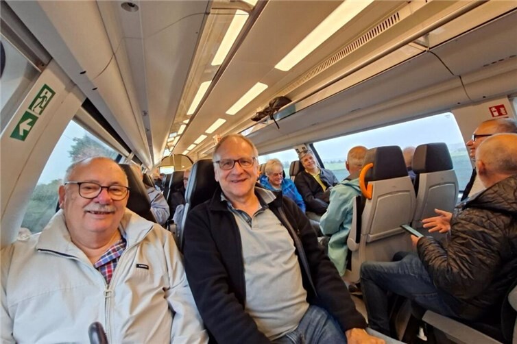 Auch bei der Bahnfahrt herrschte prächtige Stimmung