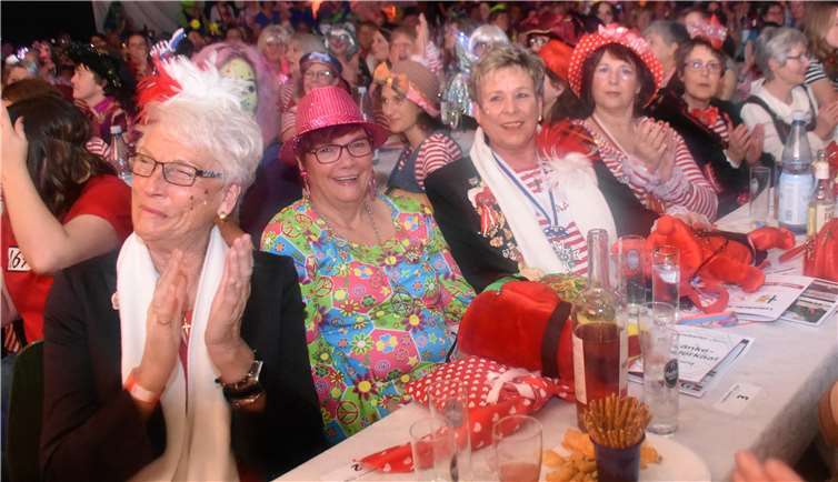 Auch bei der Damensitzungreisten die Gäste aus den Nachbarorten an.