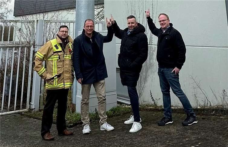 Auch bei der Sirenenalarmierung kommt in der VG Mendig jetzt digitale Technik zum Einsatz. Zum Abschluss der Umrüstungsarbeiten trafen sich im Rahmen eines Ortstermins (von links) Stephan Schüller, Wehrleiter VG Mendig, Jörg Lempertz, Bürgermeister VG Mendig, Marko Boos, Landrat Mayen, Koblenz, und Christopher Wittig, Fachbereichsleiter Familie, Schulen, Ordnung und Soziales der VG-Verwaltung Mendig, an der Kreissporthalle in Obermendig. Foto: Stefan Pauly/VG-Verwaltung Mendig