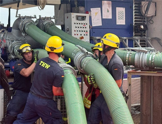Auch bei der Wasserversorgung ist das Team des THW tatkräftig im Einsatz. Foto: Kai-Uwe Werner