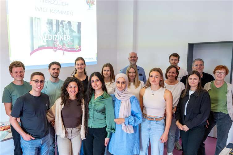 Auch bei der dritten Auflage zeigten sich die Medizin-Studentinnen und -studenten durchweg angetan vom Mediziner-Camp des Landkreises Neuwied. Über diese positive Rückmeldung freuten sich die Mitarbeiterinnen und Mitarbeiter von Kreis-Gesundheitsamt, Kassenärztlicher Vereinigung und WFG ebenso wie Kerstin Schwanbeck-Stephan (4.v.r.), die das Mediziner-Camp erneut federführend für den Kreis organsiert hatte.Foto: Martin Boden / Kreisverwaltung Neuwied