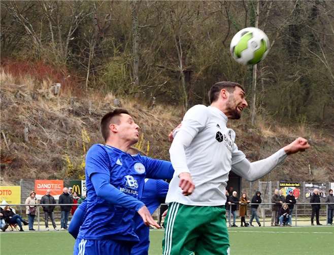 Auch bei diesem Kopfballduell hatte der TuS Oberwinter gegen die SG 99 Andernach (links Tim Hoffmann) die Nase vorn.