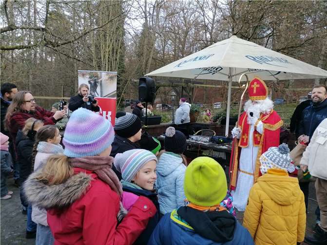 Auch bei eisigen Temperaturen ließ es sich der Nikolaus nicht nehmen, den vielen strahlenden Kinderaugen auf dem Kühkopf einen Besuch abzustatten und hatte natürlich kleine Geschenke für die kleinsten Besucher im Gepäck.  Foto: KSK
