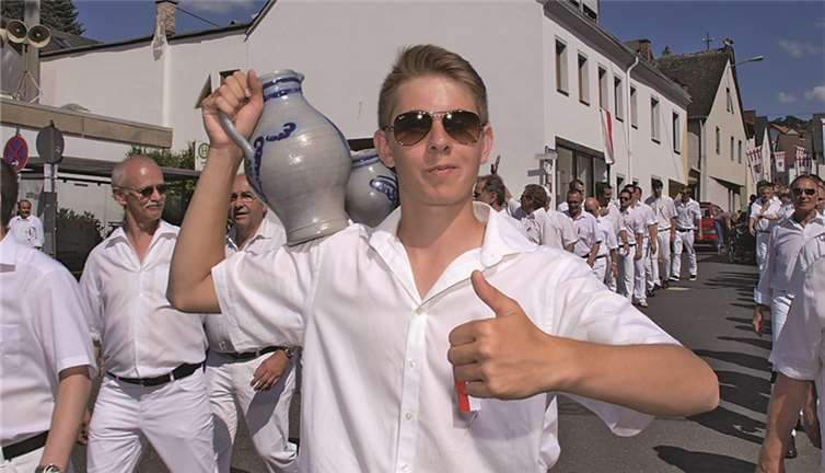 Auch bei größter Hitze waren die Burschen bei allerbester Laune, als es zum Festzelt ging.