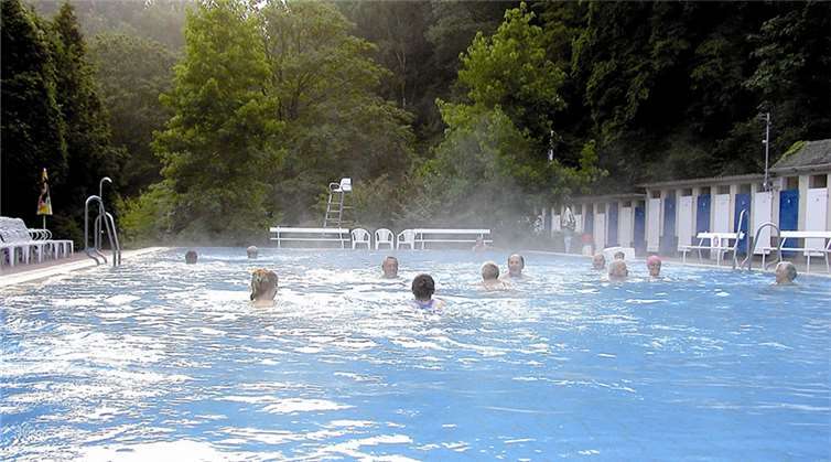 Auch bei kühlerem Wetter kann man im warmen Thermalwasser des Bad Bodendorfer Schwimmbades schwimmen. privat
