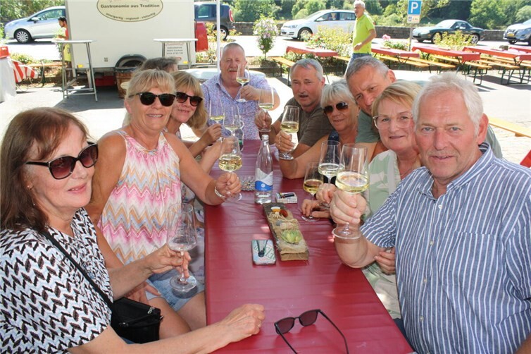 Auch bei tropischen Temperaturen mundete der Rebensaft aus den Winzerkellern von Ediger-Eller hervorragend.