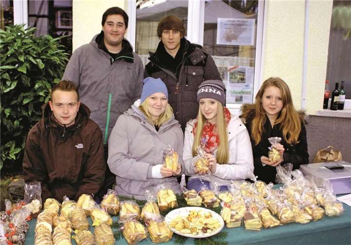 Auch beim Adventsansingen auf dem Scheurener Dorfplatz waren der Jungmädchen- und der Junggesellenverein vertreten. DL