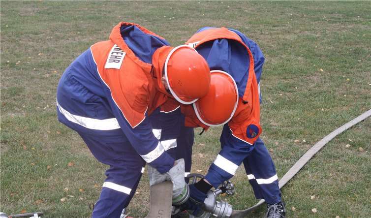 Auch beim Aufbau eines provisorischen Wasserwerfers mit Brandangriff mussten sie ein sicheres Händchen beweisen.