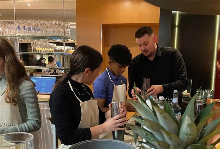 Auch beim Cocktail mixen können sich die jungen Talente im Hotel Heinz ausprobieren.