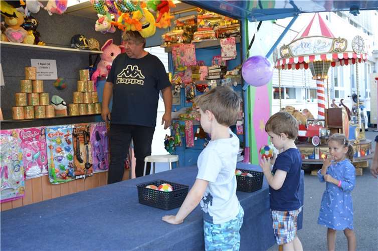 Auch beim Dosenwerfen hatte der Nachwuchs seine helle Freude.