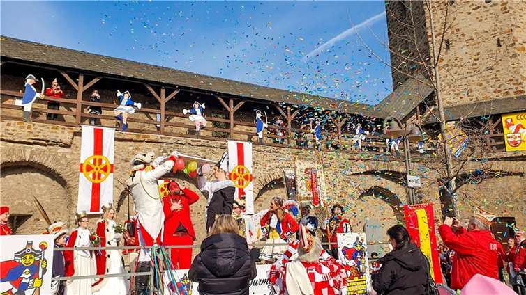 Auch beim Luftballonzerstechen ist Siefert chancenlos. Foto: Wolfgang Nagel