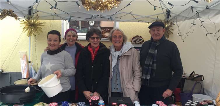 Auch beim Merler Weihnachtsmarkt verkaufte „Aktiv für Soziales“ Marmelade (v.l.n.r.) Viktoria Hohn, Jutta Iwan, Hannelore Korthals, Ute Komnick und Raimund Schink. privat