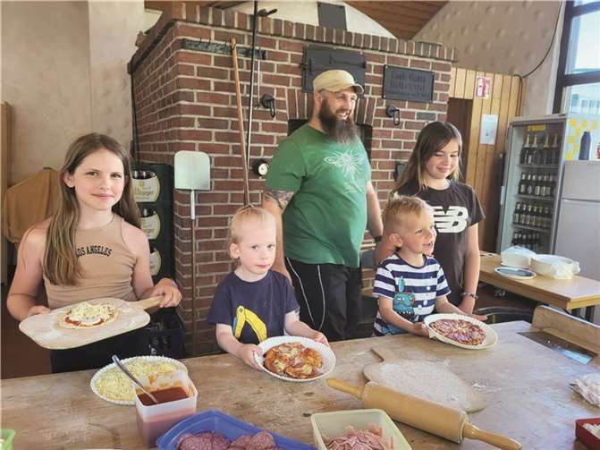 Auch beim Pizzabacken auf dem Dorffest in Bell hatten die Kleinen ihre helle Freude.  Fotos: FRE