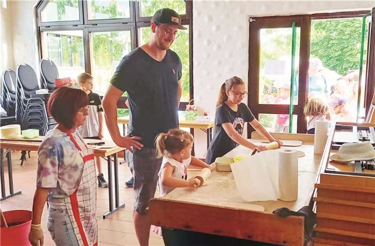 Auch beim Pizzabacken hatten die Kleinen ihre helle Freude.