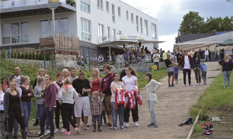 Auch beim Publikum kommt der Race-Say der Hafengarde Oberwinter bestens an: Lebhafter Betrieb herrschte am Samstag auf dem Gelände von Frensch-Power Bootsservice. AB