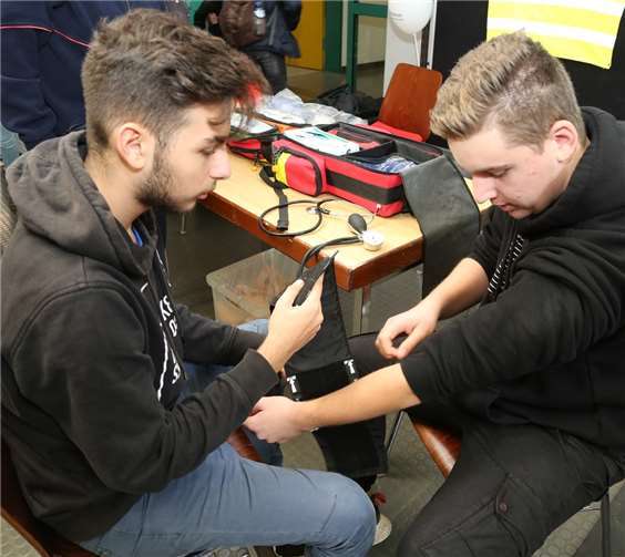 Auch beim Sanitätsdienst können sich die Schüler beteiligen.