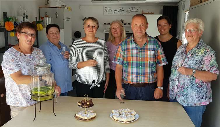 Auch beim Sommerfest der Seniorengruppe Urmitz-Bahnhof konnte sichLeiterin Monika Hetzel (l.) über die Unterstützung von ehrenamtlichen Helferinnenund Helfern freuen, die sich um die Bewirtung der Senioren kümmerten. Fotos: KH