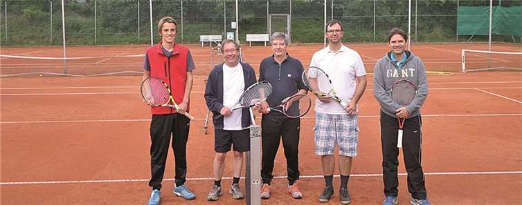Auch beim Tennis spielen wurde sich über Geschäftliches und Sportliches ausgetauscht.