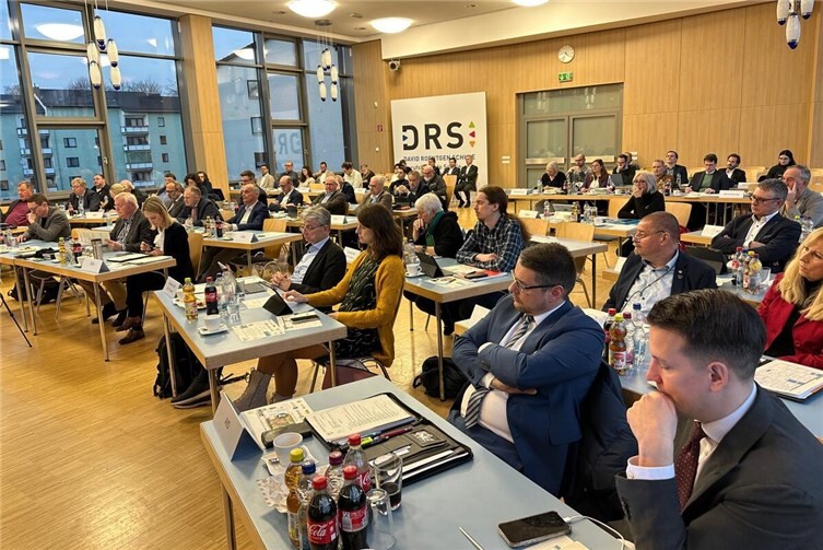 Auch beim Themenkomplex „Entsorgung und Wiederverwertung“ ist der Landkreis Neuwied gut aufgestellt. Diese erfreuliche Botschaft konnte Landrat Achim Hallerbach im Rahmen der jüngsten Sitzung den Mitgliedern des Neuwieder Kreistags übermitteln. Zu den herausragenden Maßnahmen zählt die Fertigstellung und Inbetriebnahme der Grünschnittaufbereitungsanlage in Linkenbach ab Mitte 2026.Foto: Thomas Herschbach