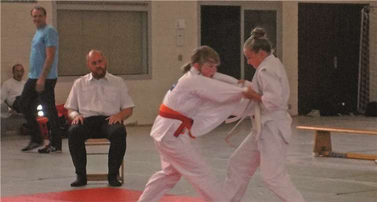 Auch beim Urmitzer Herbstturnier setzte Shana de Maijer (JC Maifeld, re.) bereits erfahrene Judoka mächtig unter Druck.privat