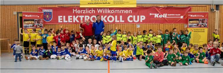 Auch beim letztjährigen Junioren-Turnier freute sich Schirmherr Reinhard Koll (links) zusammen mit SpVgg-Vorsitzenden Ralf Dünchel über die tolle Begeisterung der Fußball-Youngster. Fotos: Archiv-Rene Loth