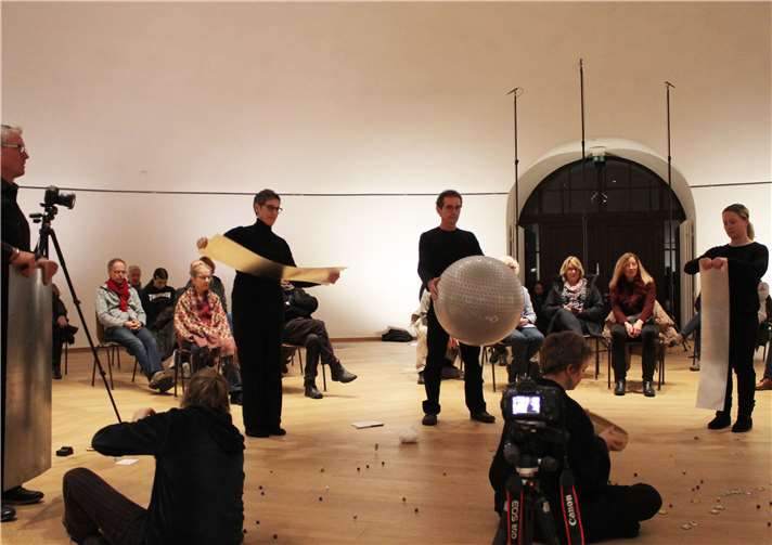 Auch bewegte Bleche und Murmeln kamen zum Einsatz. Foto: HG