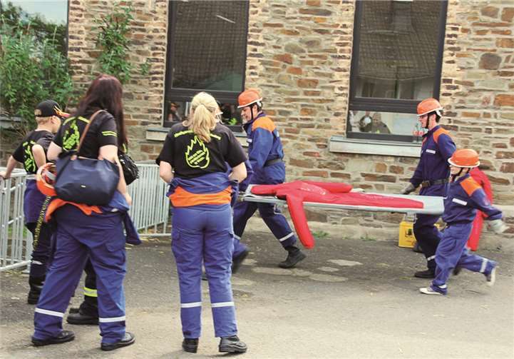 Auch das Bergen eines Verletzten über Hindernisse will geübt sein.