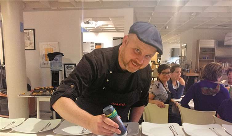 Auch das Dekorieren will gelernt sein.privat