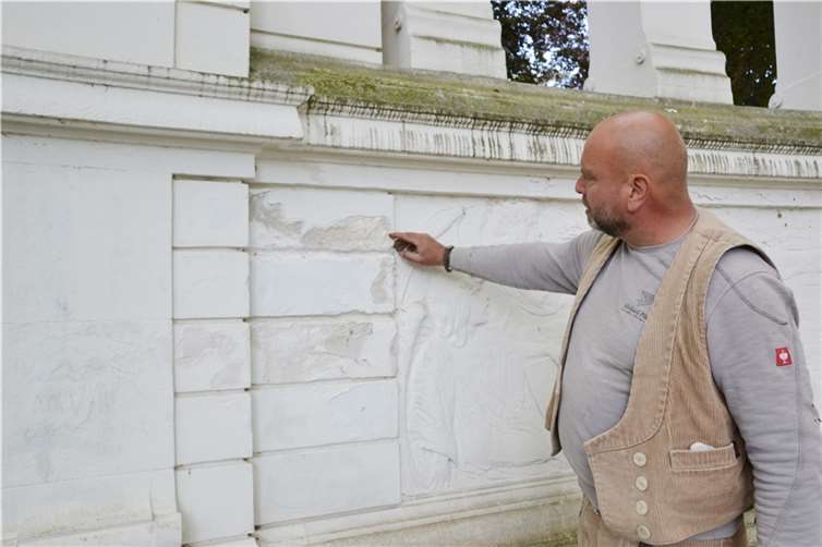 Auch das Denkmal der Kaiserin Augusta muss restauriert werden. Hier zeigen sich bereits Schäden am Stein.