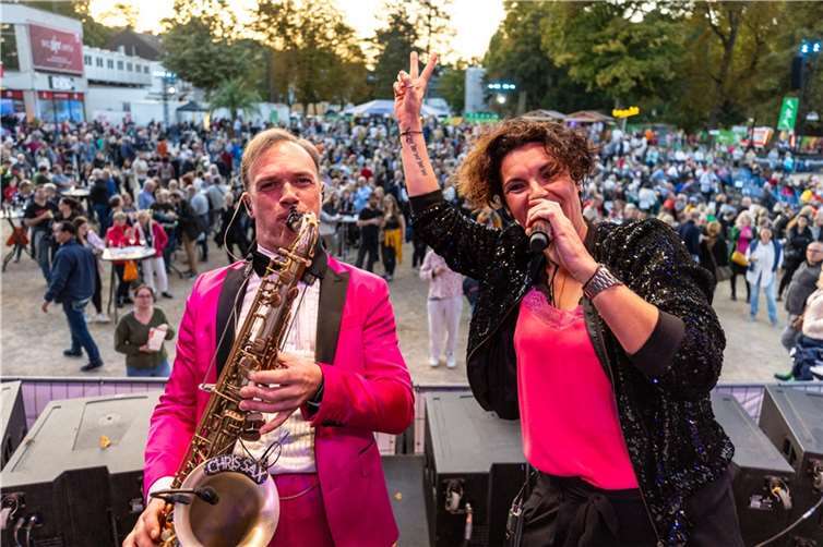 Auch das Duo saxOsing ist mit dabei.