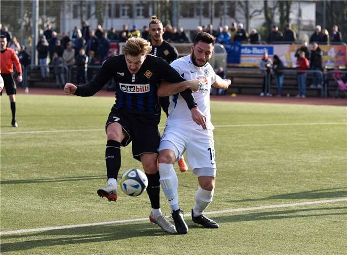 Auch das Einharken von David Meurer hinderte Felix Käfferbitz nicht am Führungstreffer. Dieser traf nach einer knappen Viertelstunde zum Koblenzer 1:0. Foto: TH