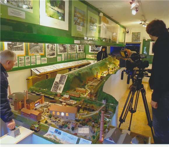 Auch das Fernsehen war schon öfters zu Aufnahmen im Museum, hier 2017 mit Betreuer Egon Korn (links im Bild). Foto: Bernd Geil