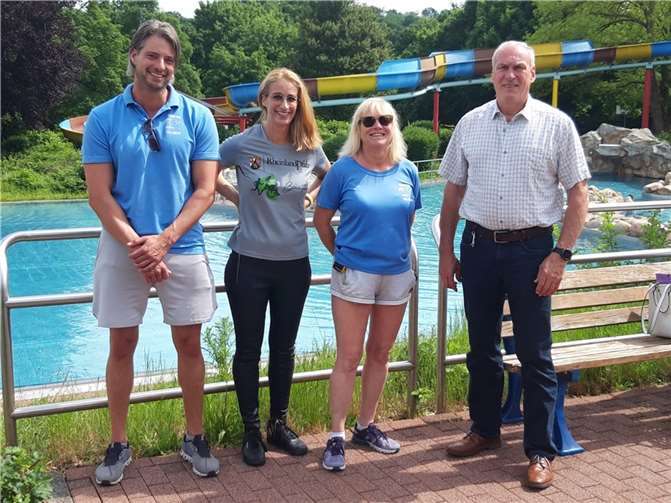 Auch das Freizeitbad in Vallendar ist ein Teil der Landesinitiative „Rheinland-Pfalz – Land in Bewegung“. v.l.: Sebastian Buß (Meister für Bäderbetriebe), Lydia Karbach (Bewegungsmanagerin Landkreis Mayen-Koblenz), Brigitte Günther (Meisterin für Bäderbetriebe) und Fred Pretz (Bürgermeister der Verbandsgemeinde Vallendar). Foto: privat