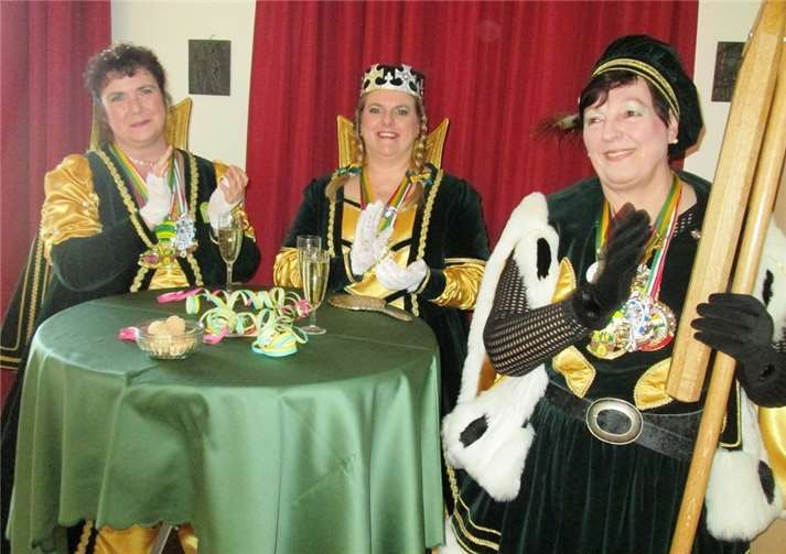 Auch das Fritzdorfer Dreigestirn war gekommen, v.l. Prinzessin Kerstin I., Jungfrau Heike I. und Bäuerin Lisa I.