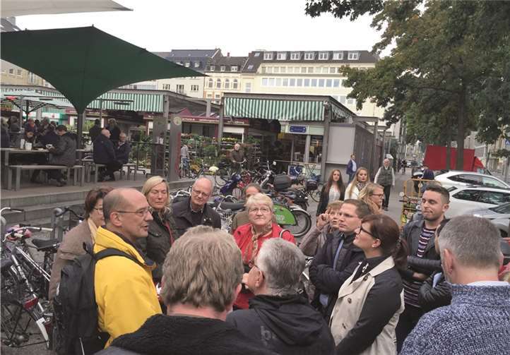 Auch das Gesellige kam nicht zu kurz: Rheinländischen Lokalkolorit gab es bei einer spannenden Stadtführung. privat