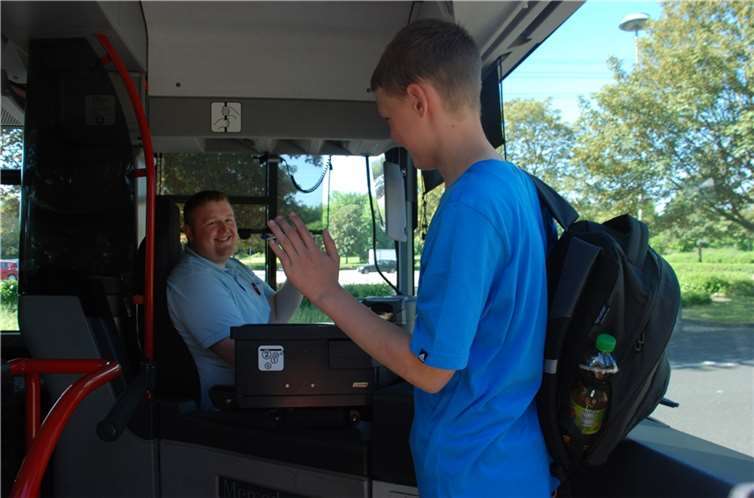 Auch das Grüßen des Busfahrers gehört zur Ausbildung.