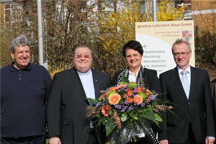 Auch das Ignatius-Lötschert-Haus in Horbach ist in Trägerschaft der Katharina Kasper ViaSalus GmbH. Das Foto zeigt die ViaSalus-Geschätsführering Elisabeth Disteldorf mit Alfons Donat, dem damaligen Geschäftsführer der Katharina Kasper Holding GmbH und Einrichtungsleiter Franz Schmitz bei der Übernahme des Ignatius-Lötschert-Hauses durch ViaSalus im Jahr 2017. Foto: Archiv/Privat
