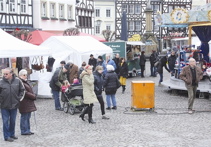 Auch das Karussell auf dem Marktplatz kann sich nicht über zu viel Anrand beklagen.  DL