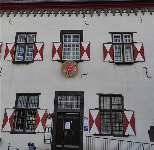Auch das Linzer Rathaus reiht sich in den karnevalistischen Reigen ein.Fotos:KBL
