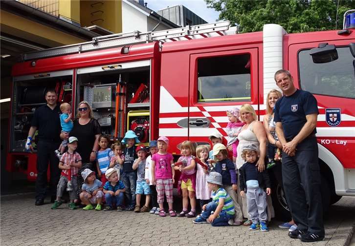 Auch das Löschfahrzeug wurde von den Kindern genauestens inspiziert. privat
