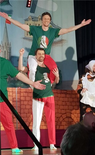 Auch das Männerballet „Hidden Sixpacks“ glänzte auf der Bühne. Das Foto zeigt Markus Linden und Alexander Klee, die zusätzlich noch in der Gruppe „Hot Pänz“ aktiv sind.