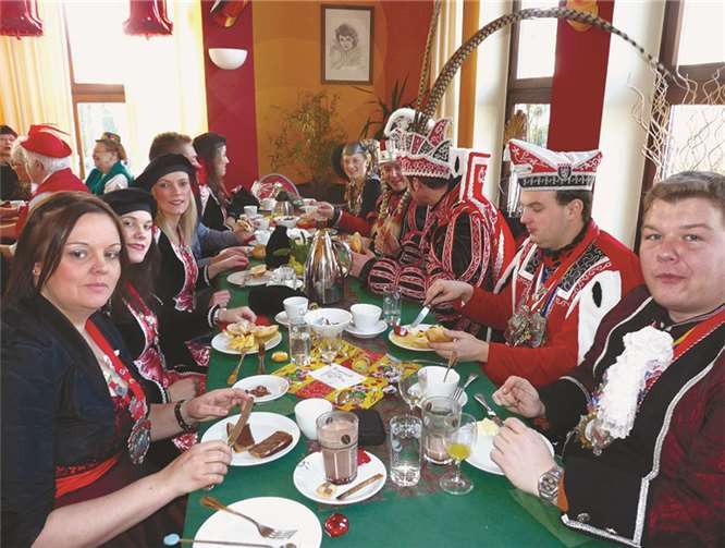Auch das Mendiger Dreigestirn und sein Hofstaat ließen sich das Frühstück gut schmecken.