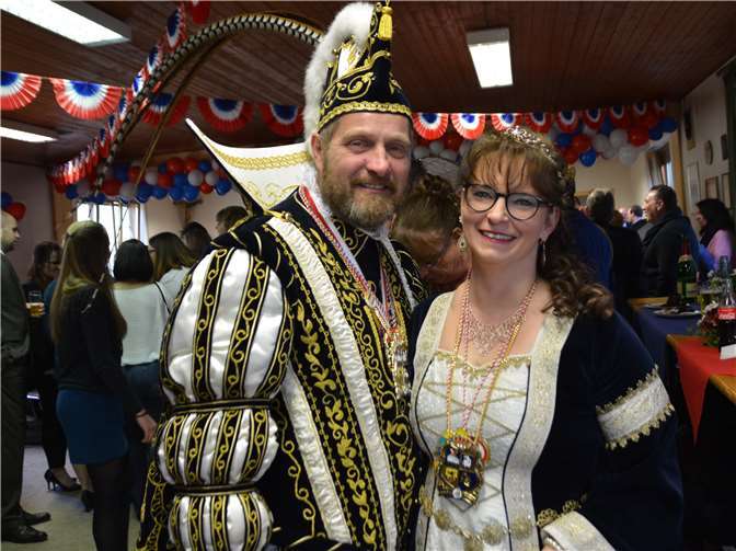 Auch das Prinzenpaar Prinz Ingo I und ihre Lieblichkeit Sonja I waren gespannt, auf wen die Wahl zum Wibbelsmann 2019 gefallen ist.