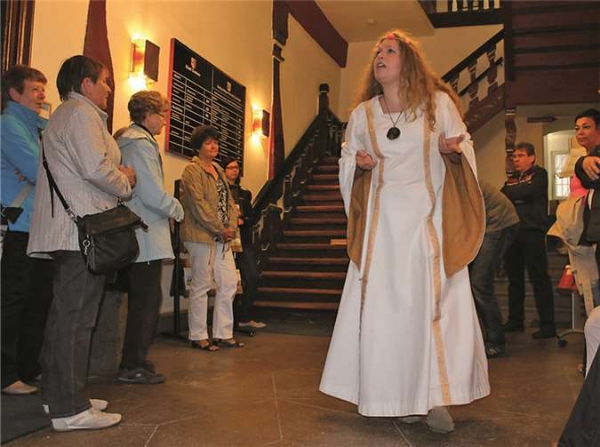 Auch das Rathaus wird zum Schauplatz der Stadtführung.