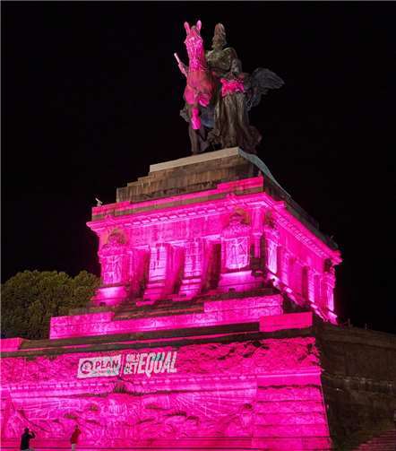 Auch das Reiterstandbild am Deutschen Eck erstrahlte in pink.
