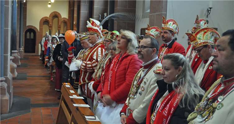 Auch das Remagener Dreigestirn mit seinem Hofstaat lauschte der närrischen Predigt.